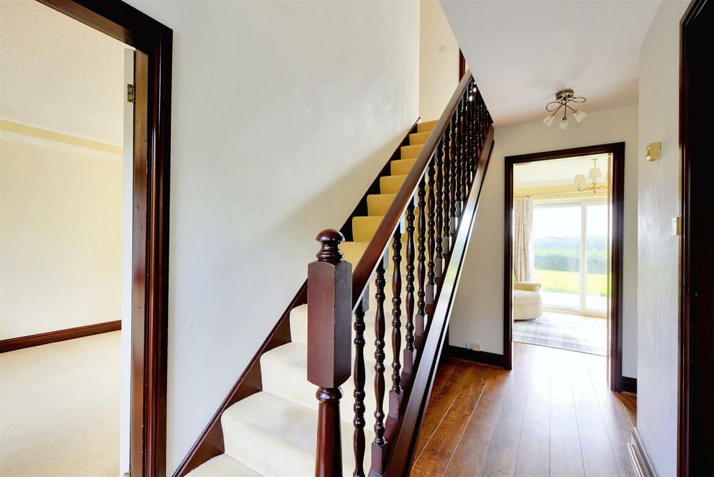 "L" SHAPED ENTRANCE HALLWAY