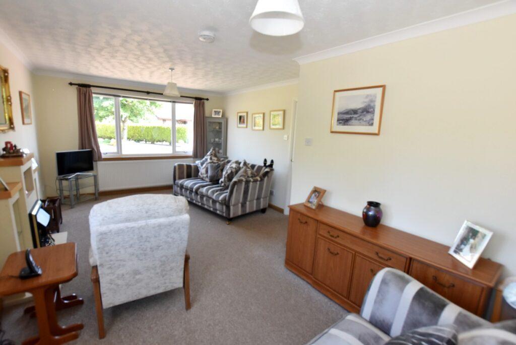 LOUNGE / DINING ROOM