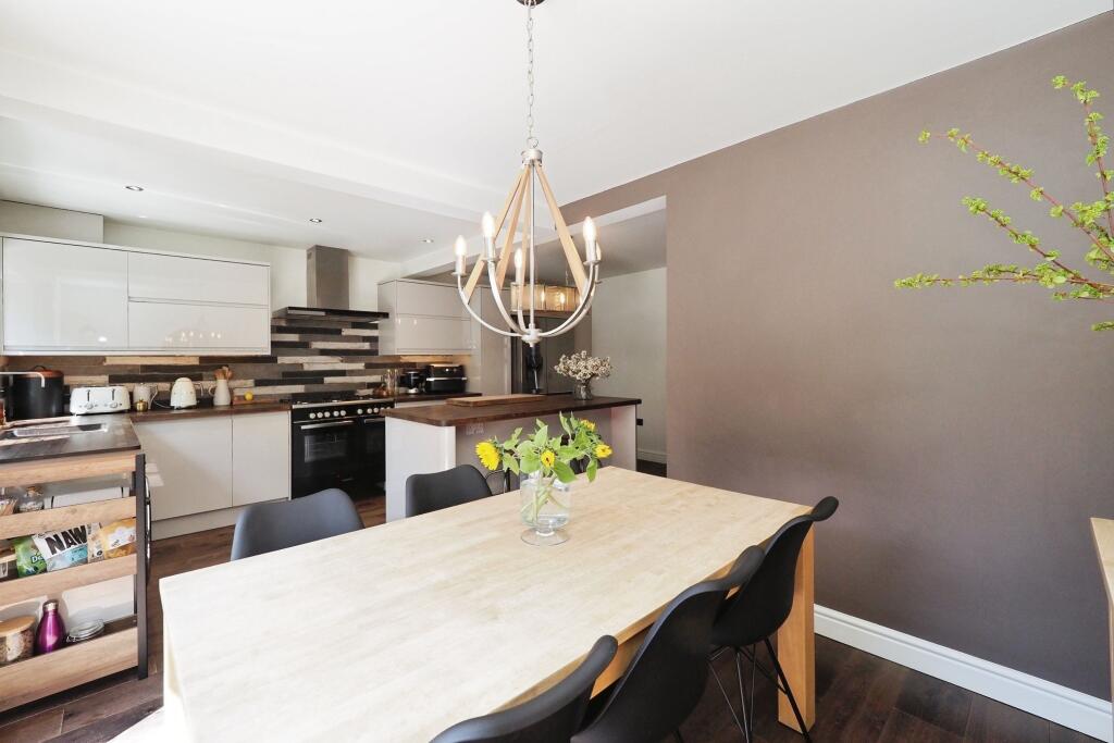 BREATHTAKING kitchen and dining with Bi folds