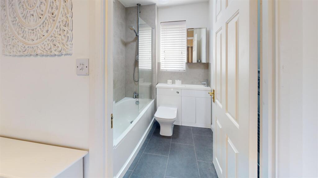 Bathroom Lanyon .jpg