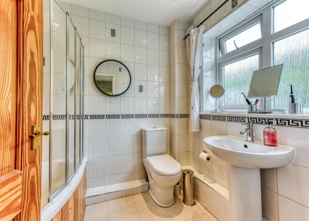 32 Highlands Road-bed1 ensuite.jpg
