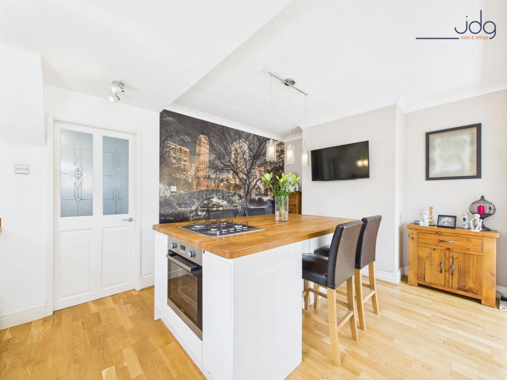 Kitchen Diner with Central Island  incorporating a gas hob and breakfast bar seating