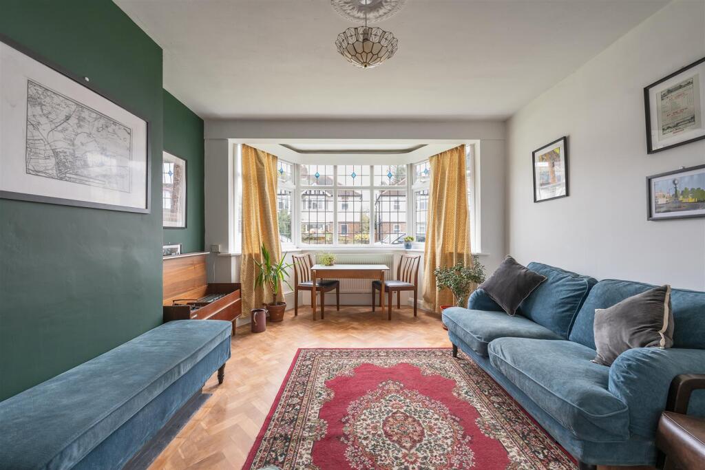 Onslow Gardens, E18