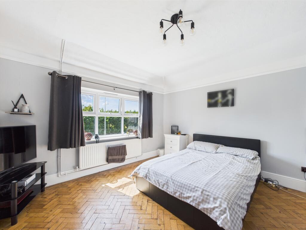 CAM01354G0-PR0520-STILL004