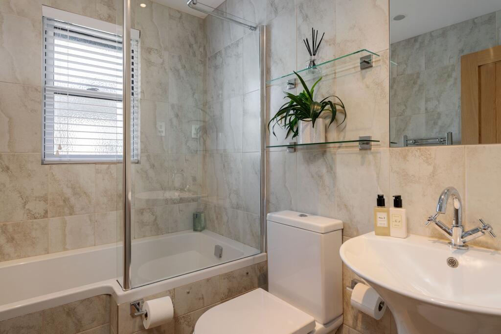 Family Bathroom_Crowthers, Dartmouth Hilltops, Dartmouth