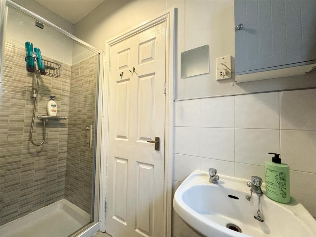 EN SUITE SHOWER ROOM