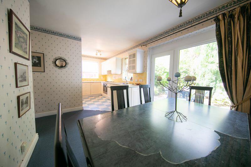 Kitchen &amp; dining room