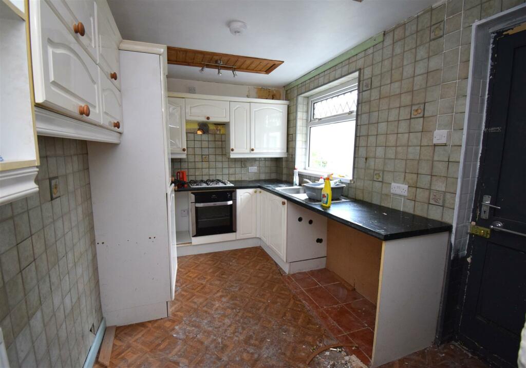 Kitchen (2).JPG