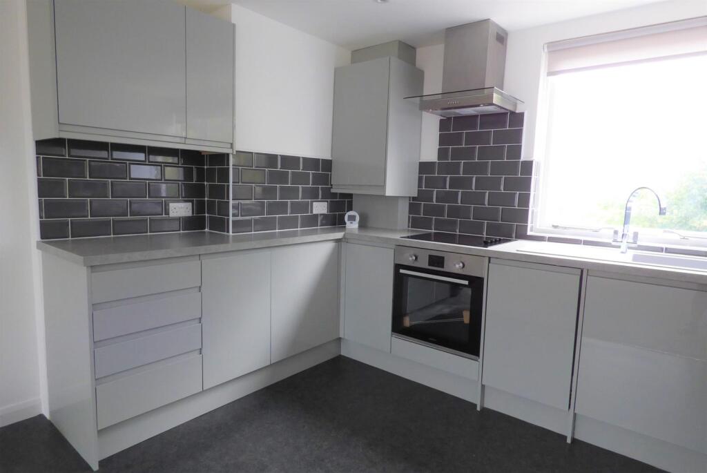 4 Eaton Villas, F5 - Kitchen (2).jpg