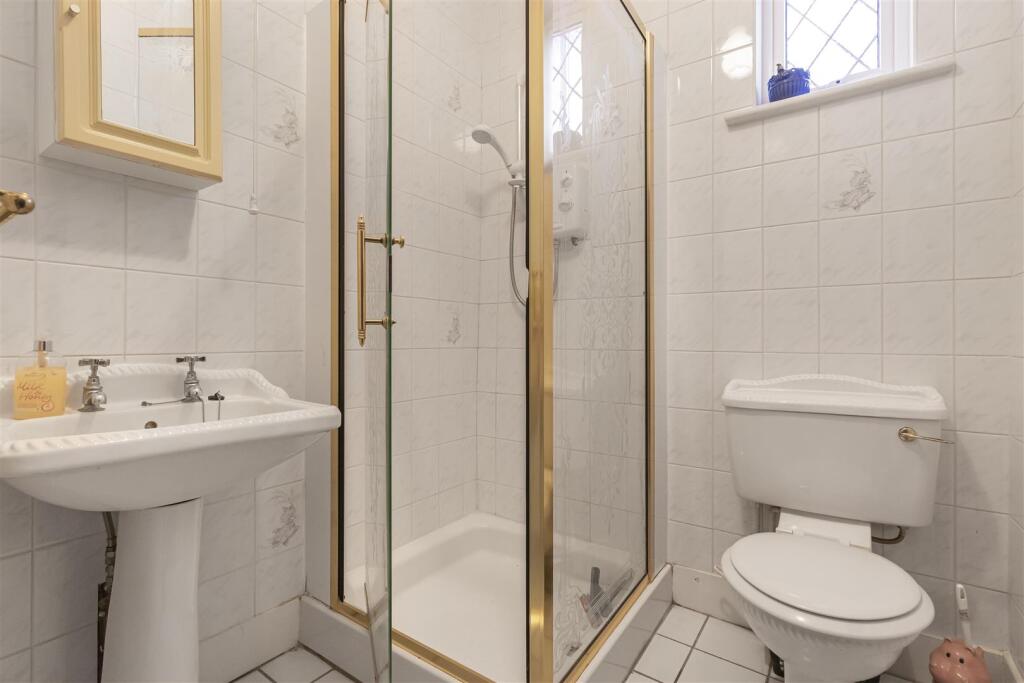 GUEST SHOWER ROOM / WC