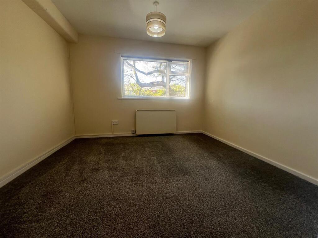 aston bedroom1.jpg