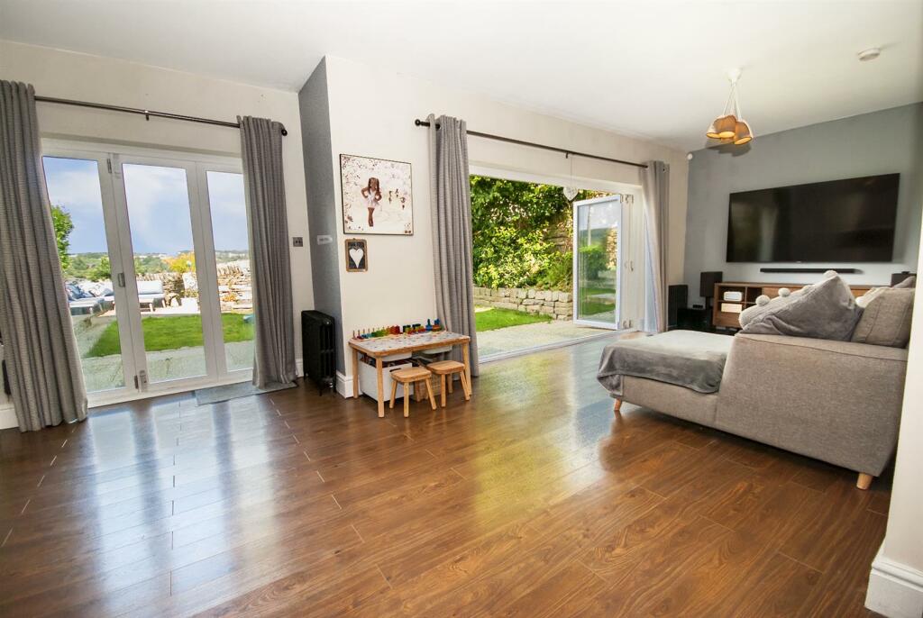 Lounge/Family Room