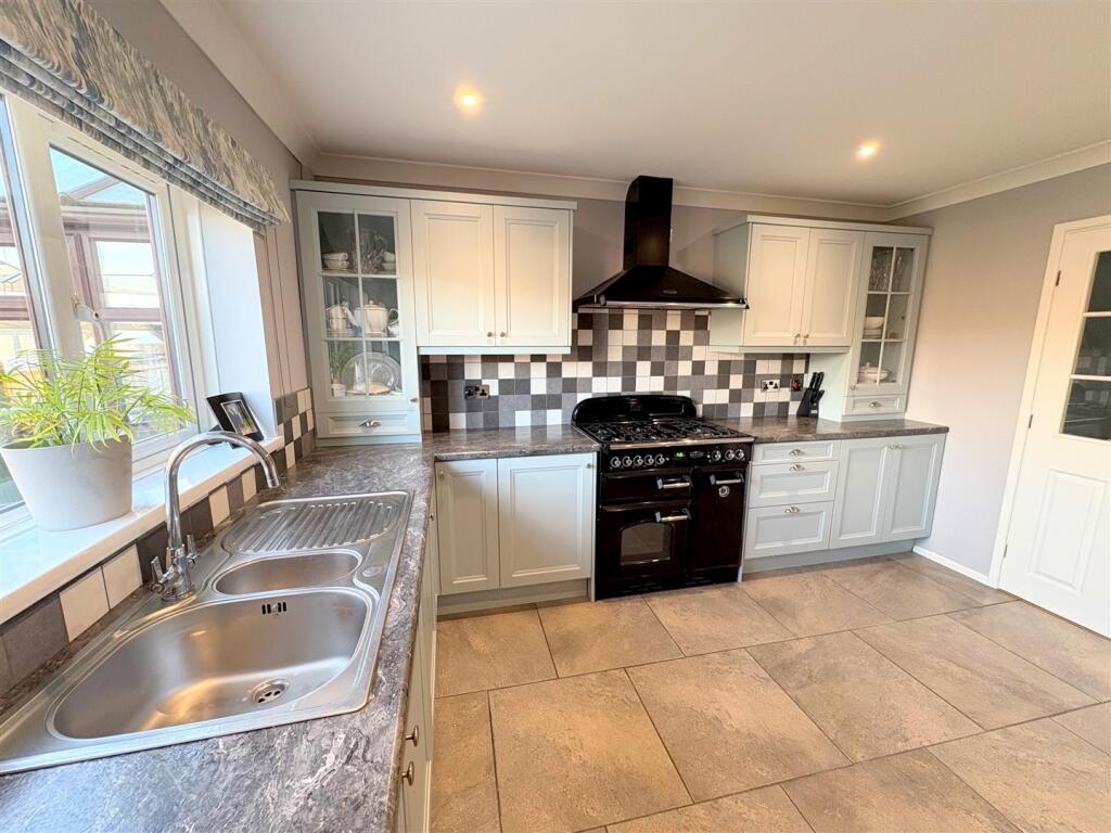 Kitchen b.jpg