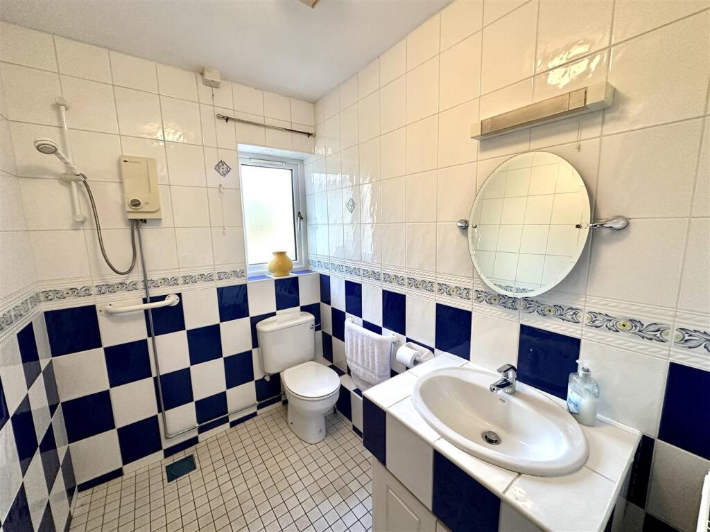 CLOAKROOM/SHOWER ROOM