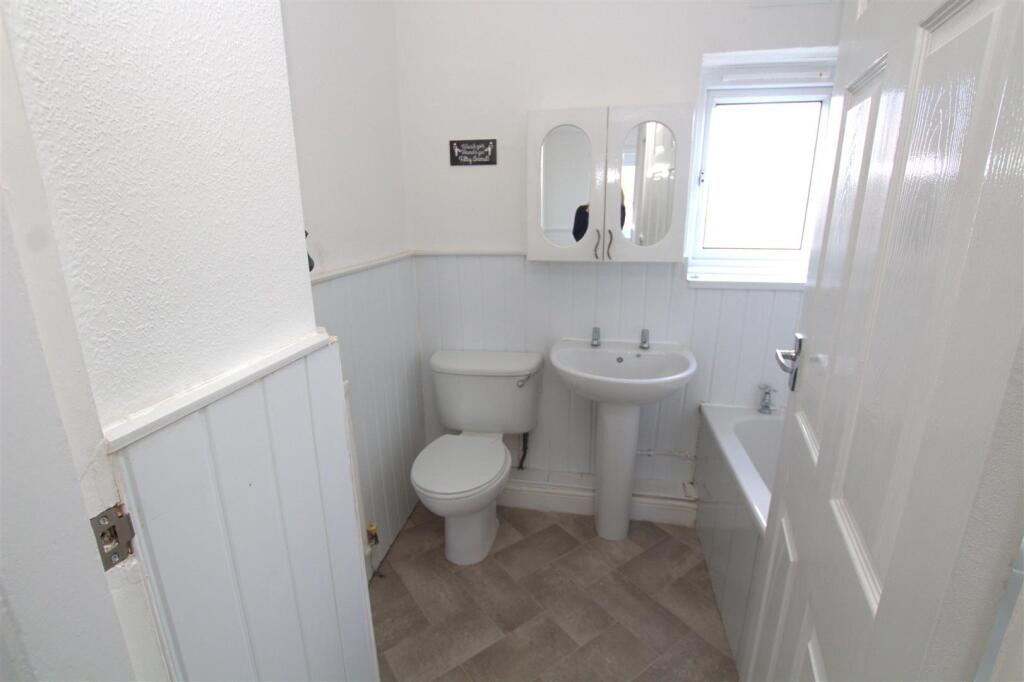 74 Hershall Bathroom1.jpg