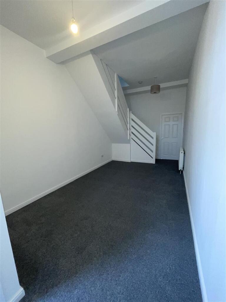 4a Moorpark Road East Lounge2.jpeg