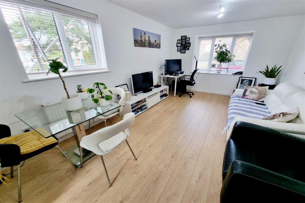 RECEPTION ROOM: PIC. 1