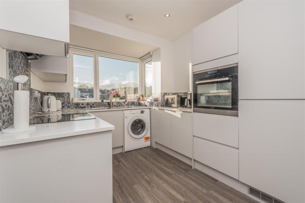 Modern Fitted Kitchen: