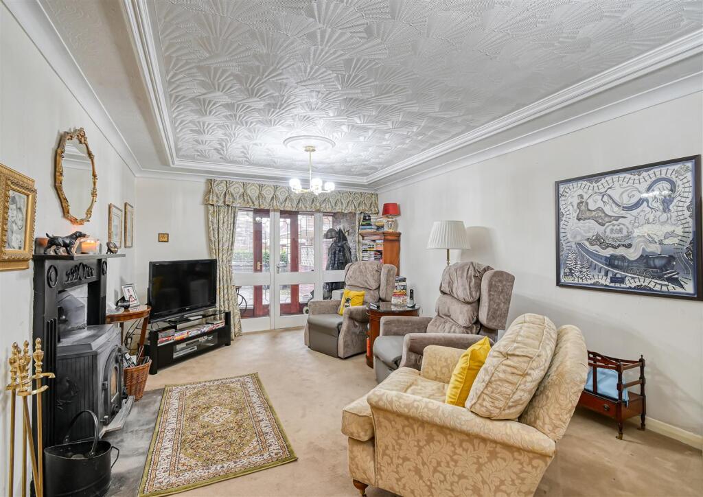 5 Castlecroft Gardens-03.jpg