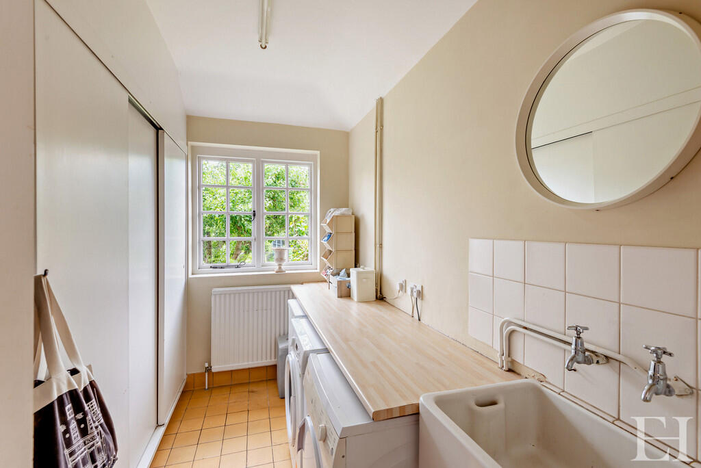 8608849-interiorW...