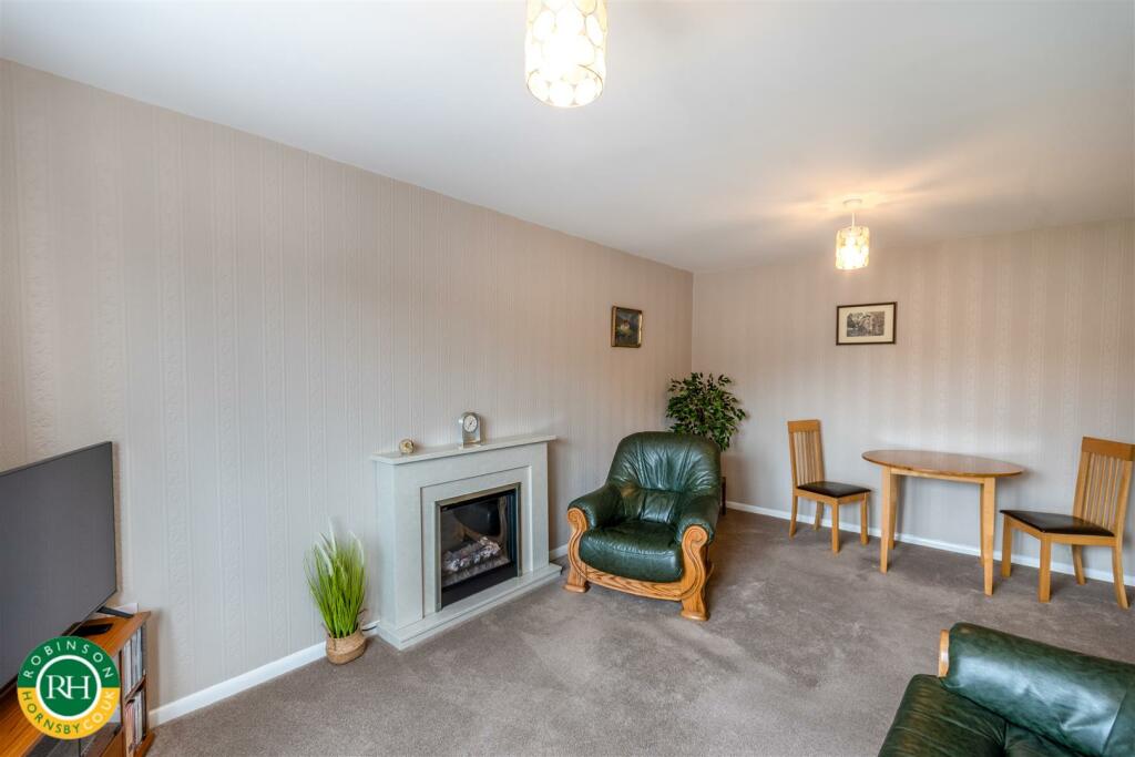 LOUNGE/DINING