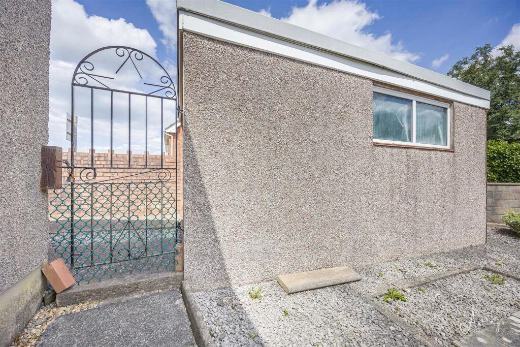 Detached garage to rear