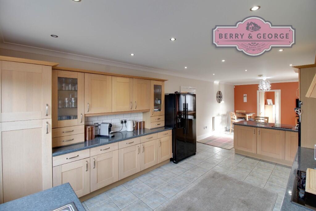 KITCHEN / BREAKFAST