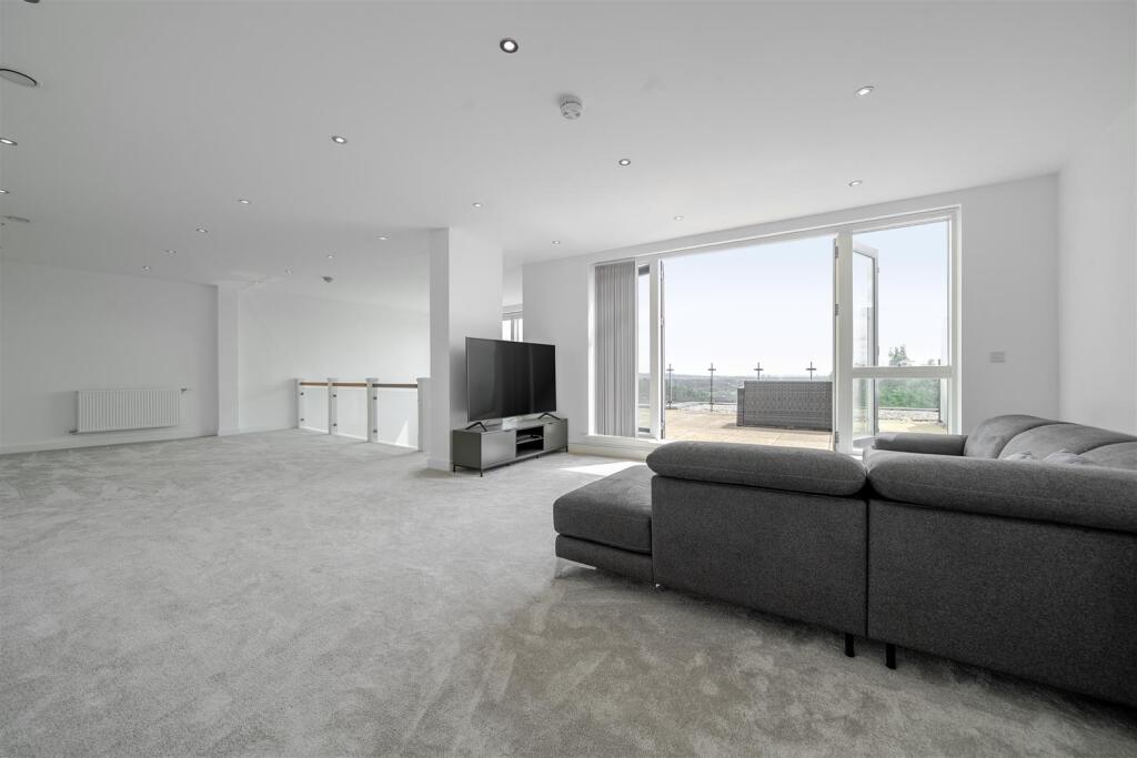 TV ROOM UPSTRAIRS 2.jpg