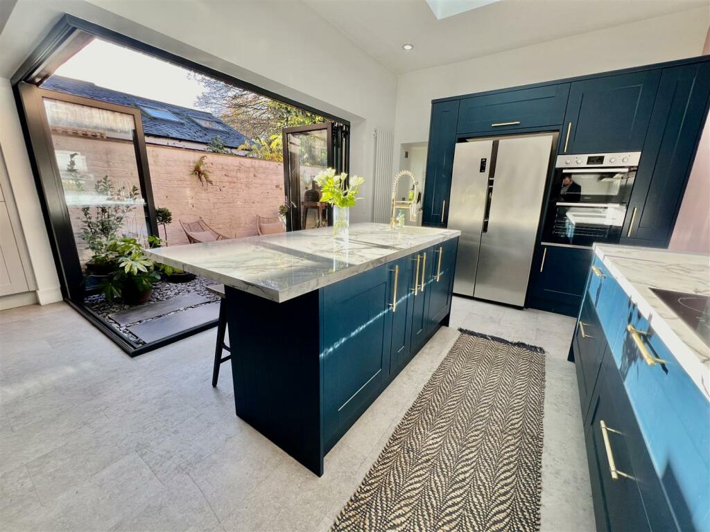 KITCHEN/BREAKFAST/SEATING AREA