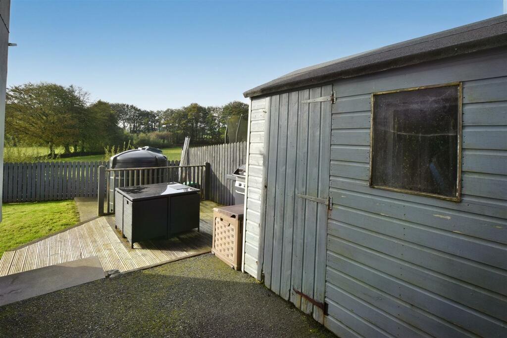 Side Garden / Decking