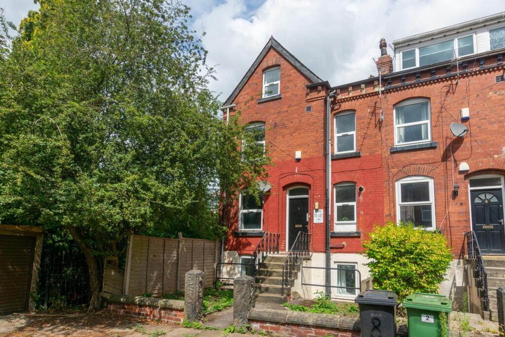 Charming red-brick terraced house with a tree-l...