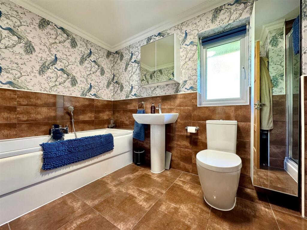 bathroom 3.jpg