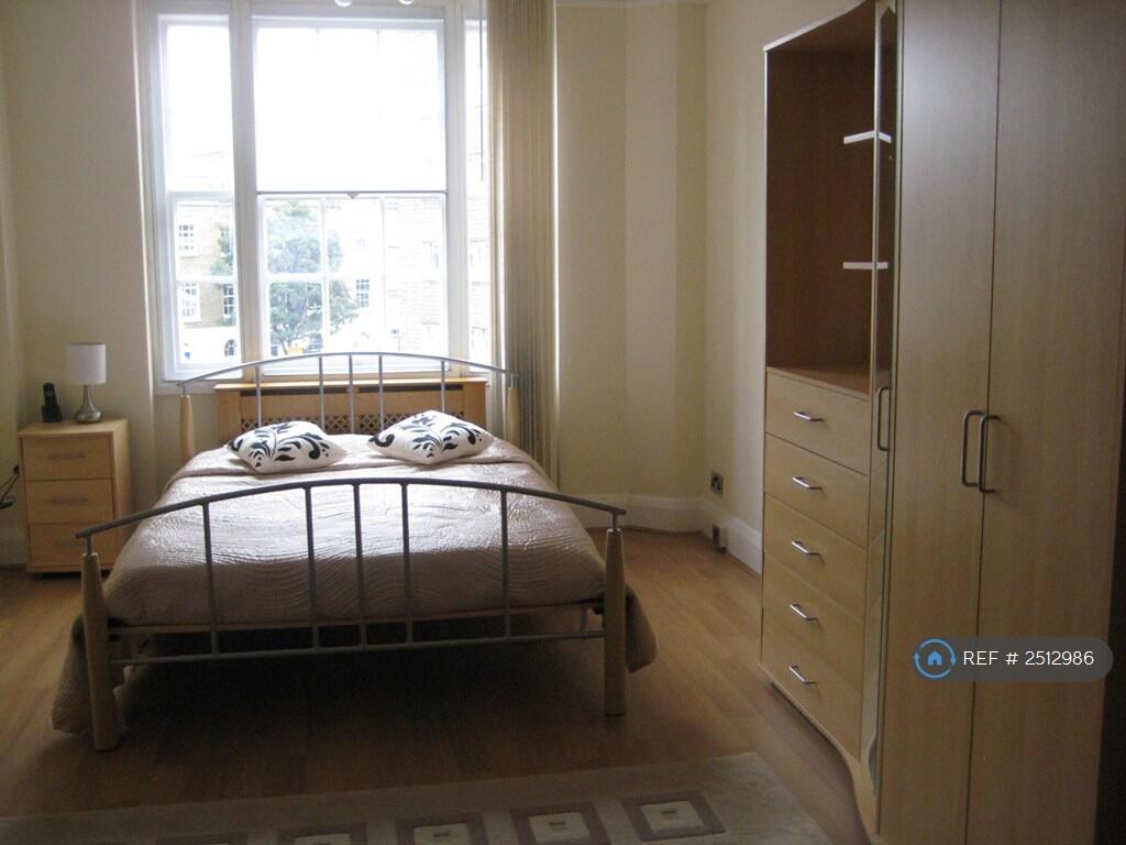 Bedroom 2 - Fully Furnished, Large Desk 