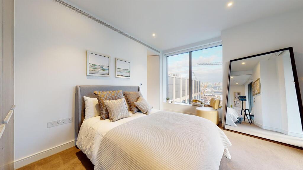 Master Bedroom with canary wharf view 10 Park Driv