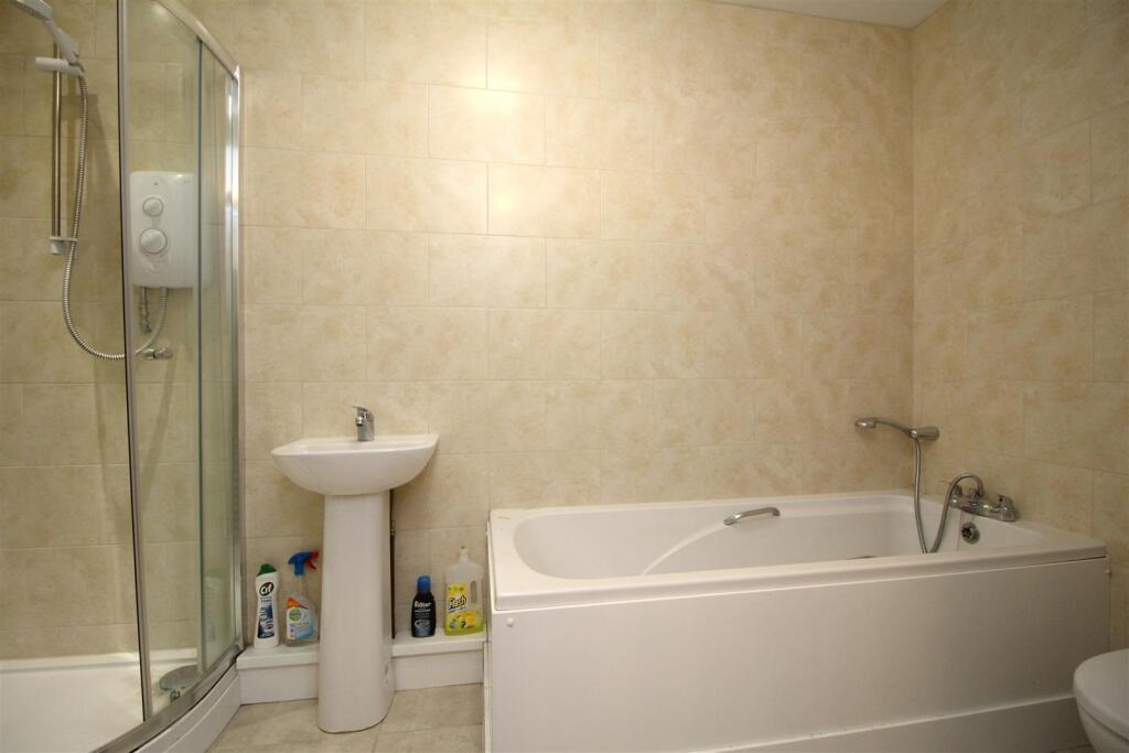 bathroom 1 .JPG