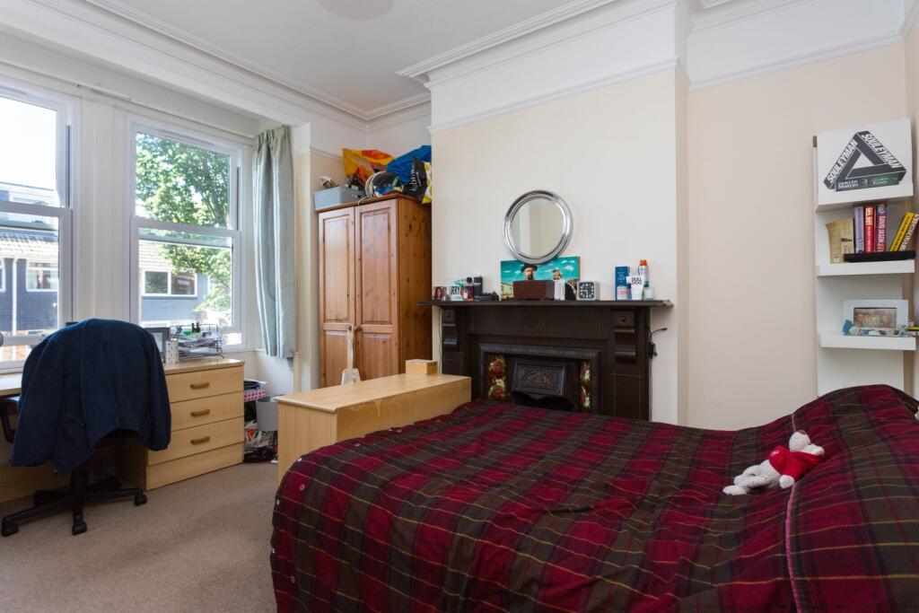 25 Hythe Road Bedroom 1 (2)