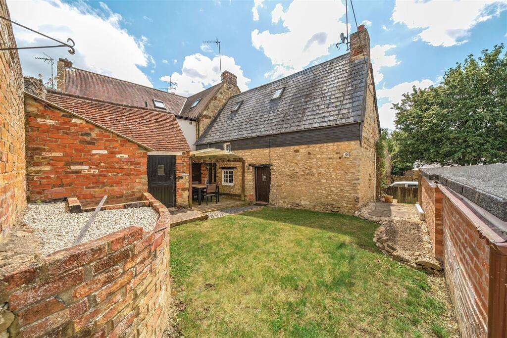 19 High Street, Greens Norton