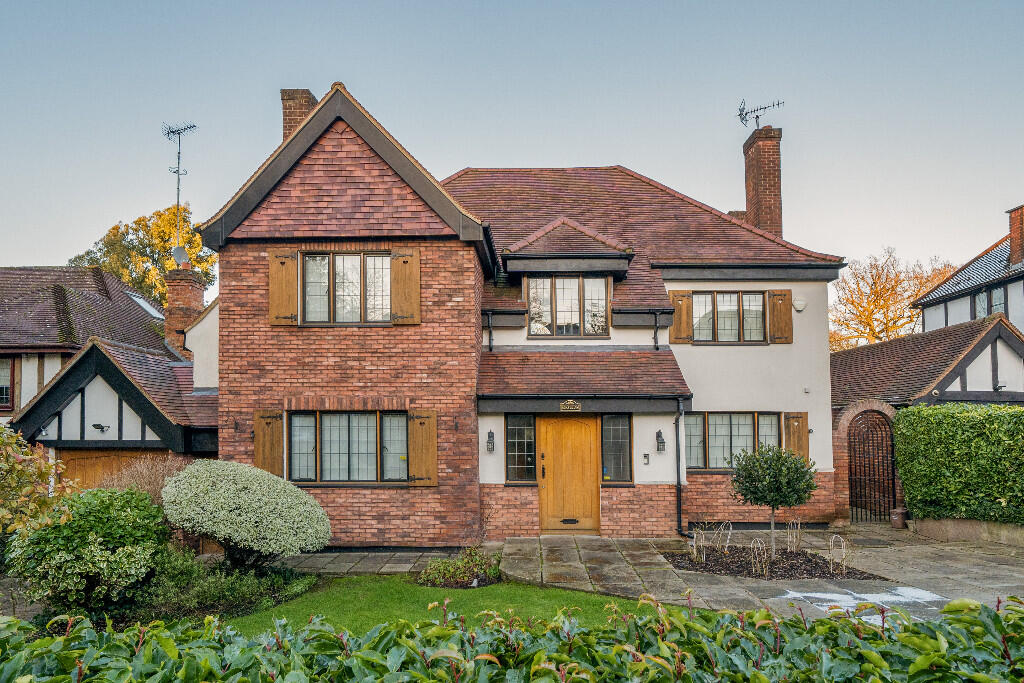 Pine Grove, London, N20