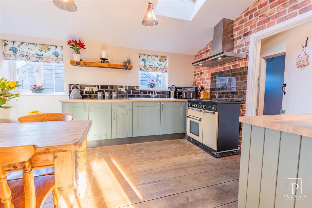 KITCHEN DINER