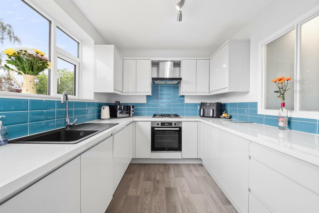 Flat 13 Brookhurst Court-8.jpg