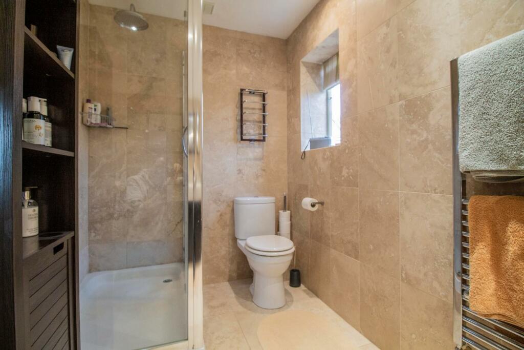 4 Bear Meadow, Beyton [En-Suite Shower] 01.jpg