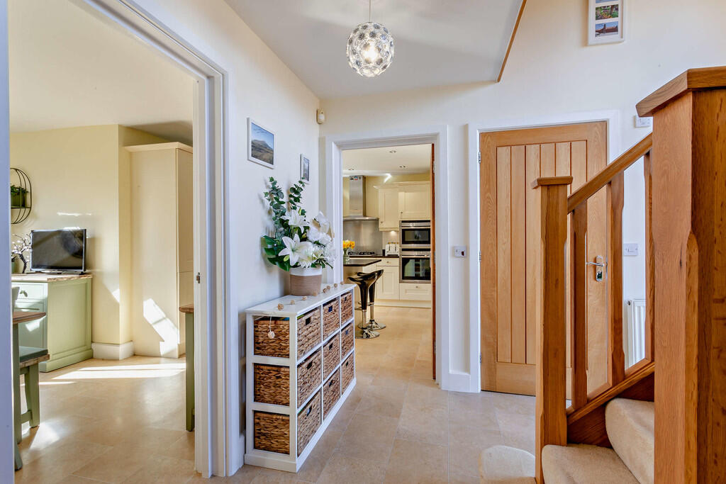 8641652-interior1...