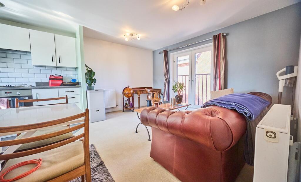 Lounge/Dining Area