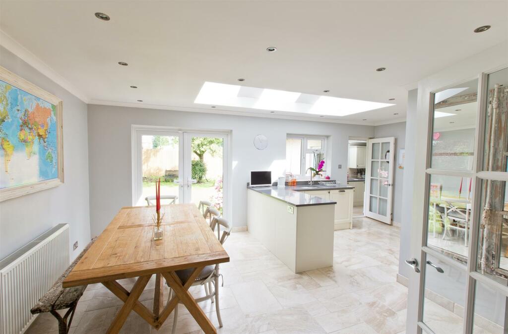 KITCHEN/DINING ROOM