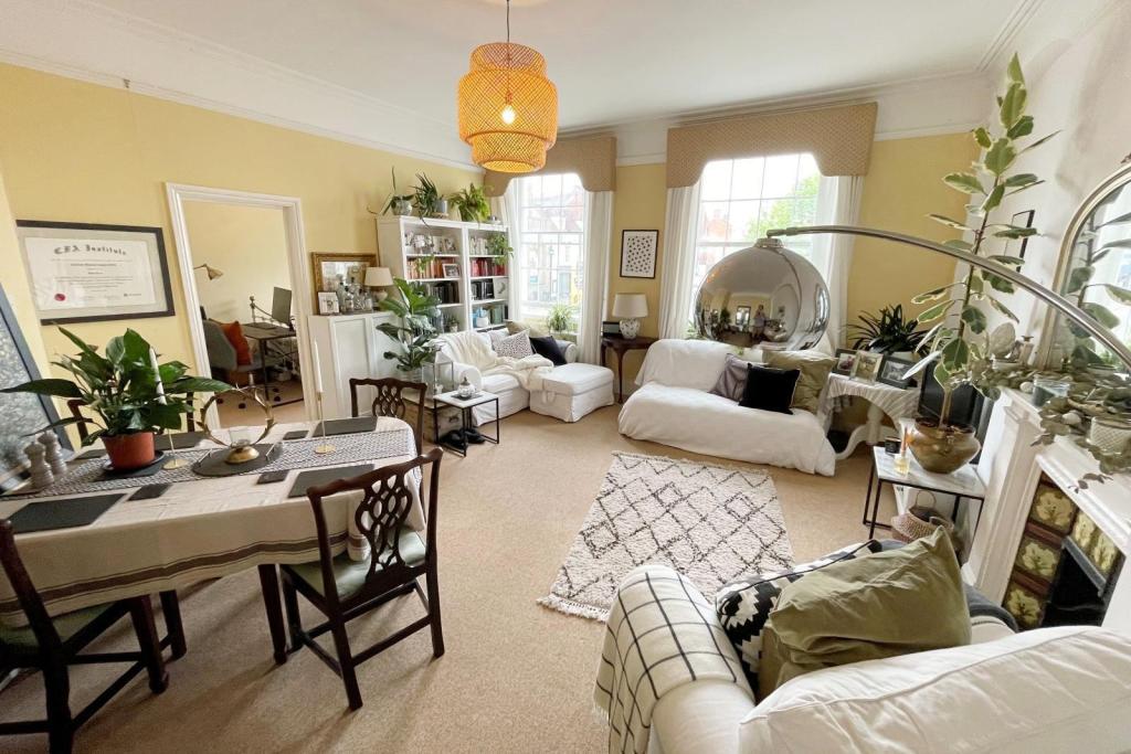 Sitting/Dining Room