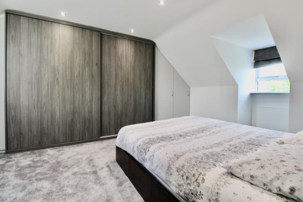 Bedroom 5 angle 2