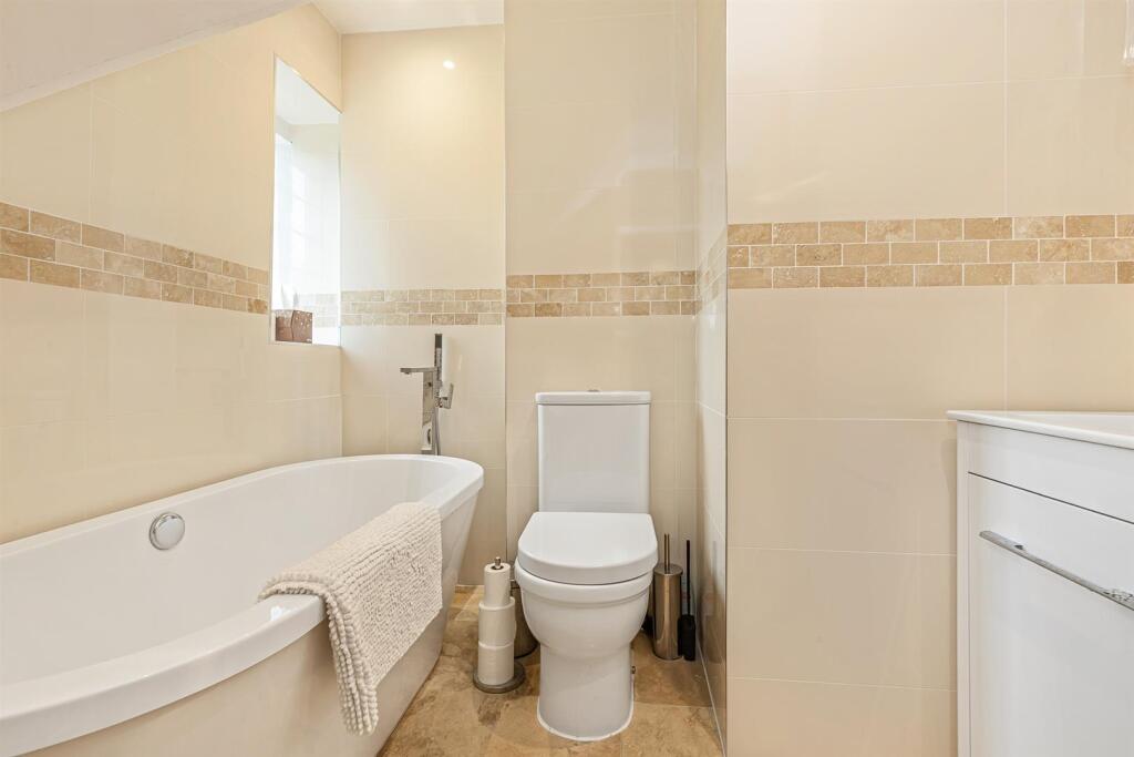 Family Bathroom 1.jpg