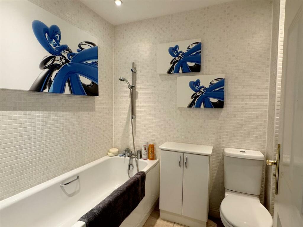Bathroom 1.JPG