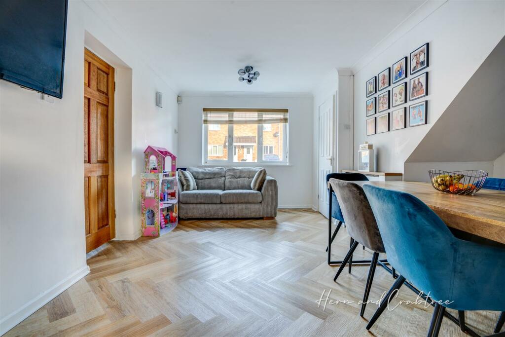 Kennington Close, Thornhill, HernCrabtree (2).jpg