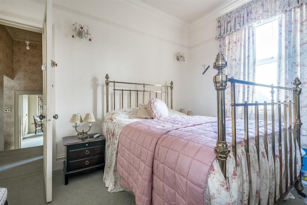 BEDROOM 4